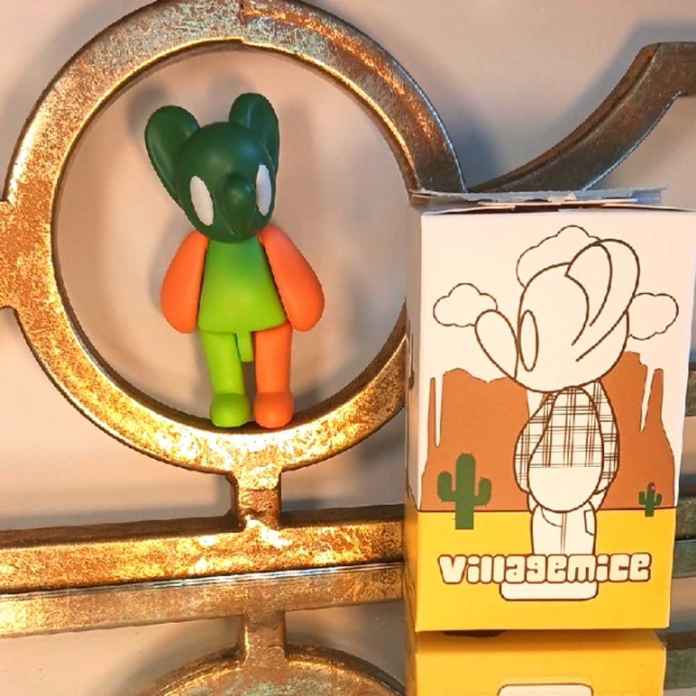 FATHER STEVE VILLAGEMICE SERIES MOUSE with a Box. 1Size, Green & Orange.